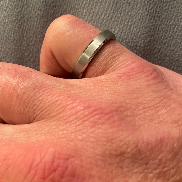 4MM TUNGSTEN CARBIDE SATIN BEVELED RING US 9.5 - Picture 5 of 9